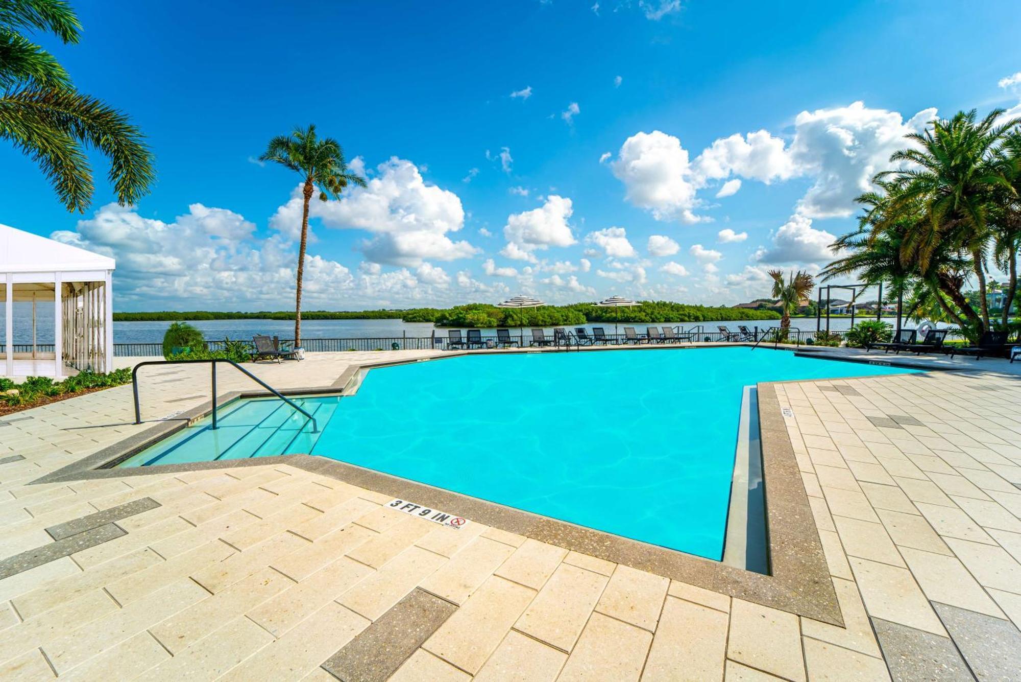 Готель Doubletree By Hilton Tampa Rocky Point Waterfront Екстер'єр фото